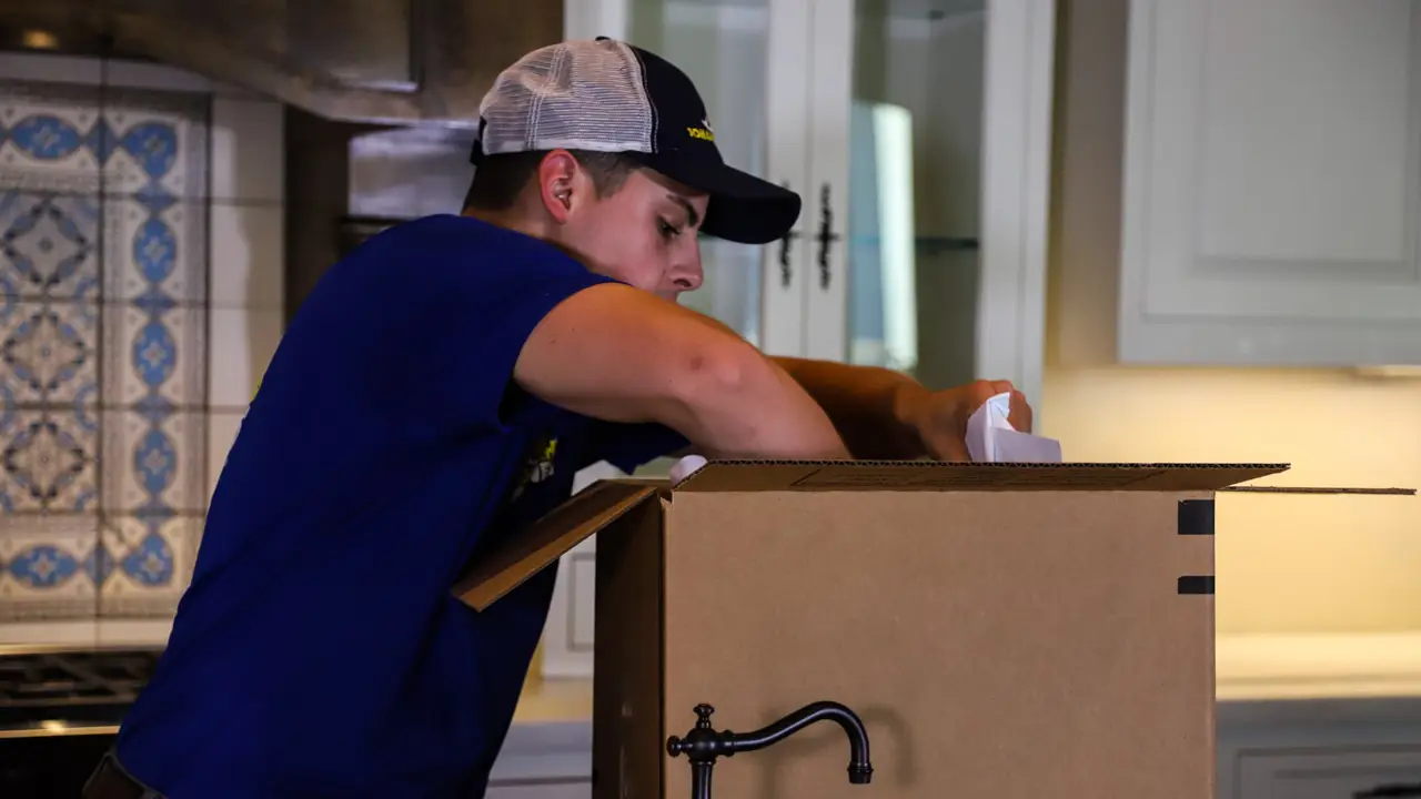 Mover Packing Fragile Box